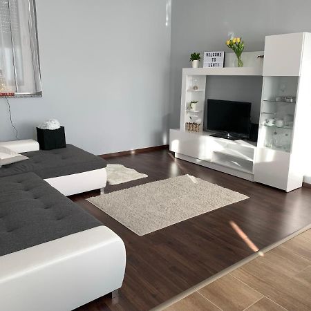 Modern Two Bedroom Flat With Balcony 伦蒂 外观 照片