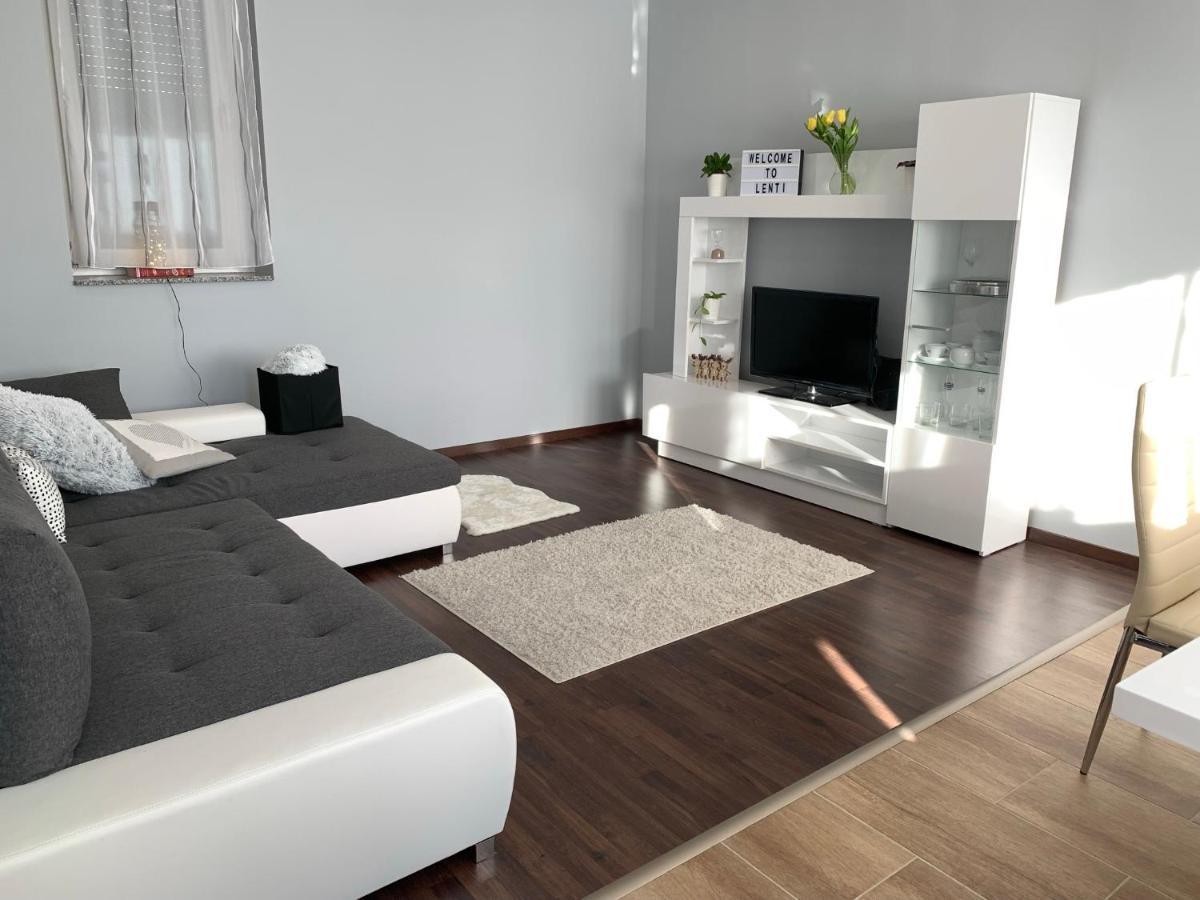 Modern Two Bedroom Flat With Balcony 伦蒂 外观 照片
