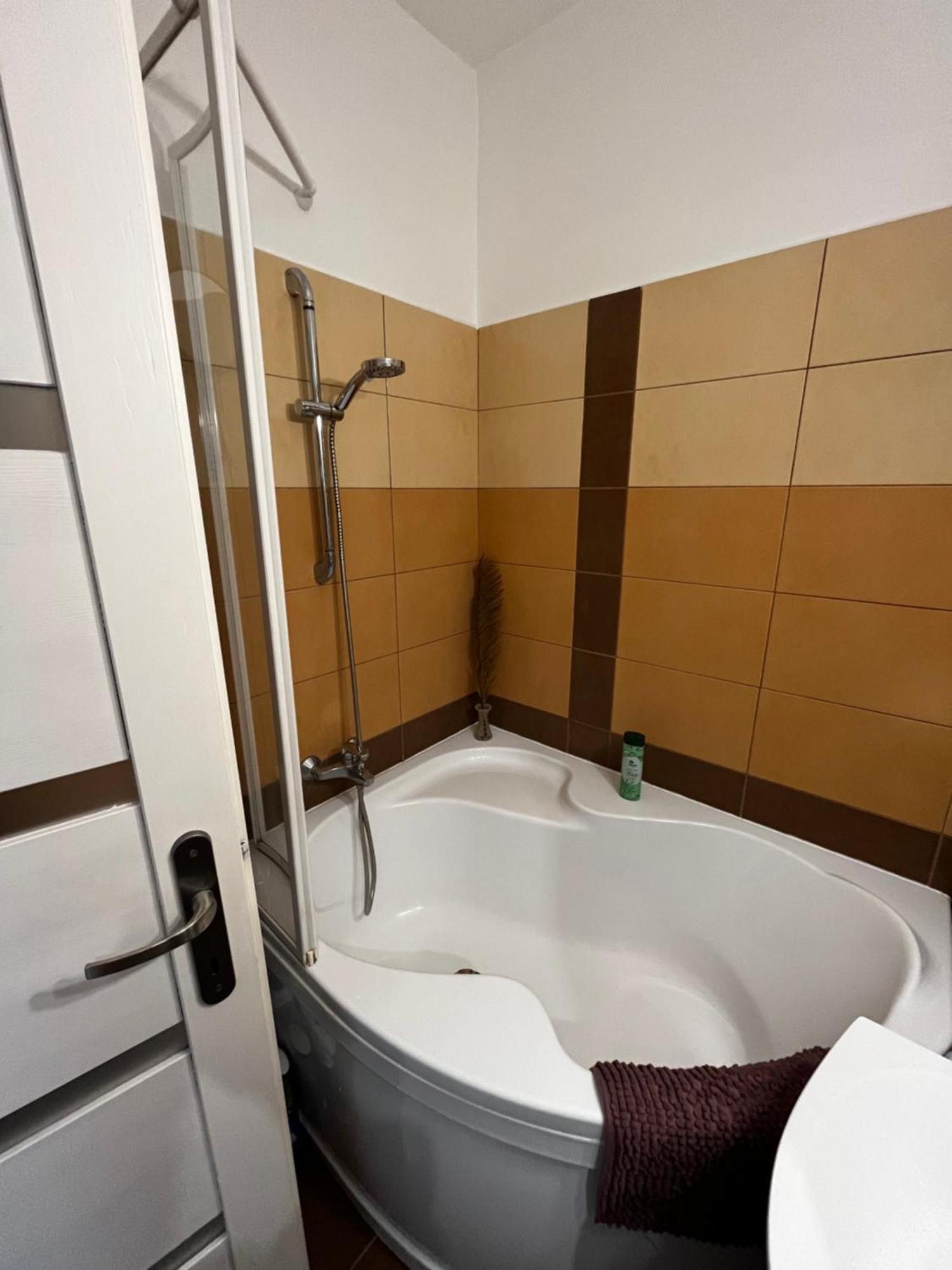 Modern Two Bedroom Flat With Balcony 伦蒂 外观 照片